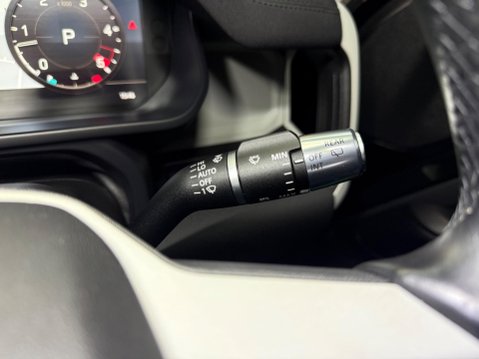 Land Rover Defender 3.0 D250 MHEV X-Dynamic S Auto 4WD Euro 6 (s/s) 3dr 30