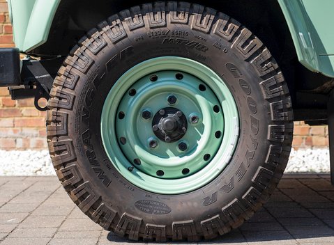 Land Rover Defender 110 Heritage Station Wagon 10