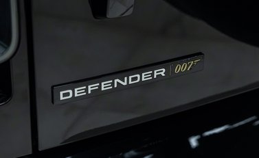 Land Rover Defender 110 V8 Bond Edition 40