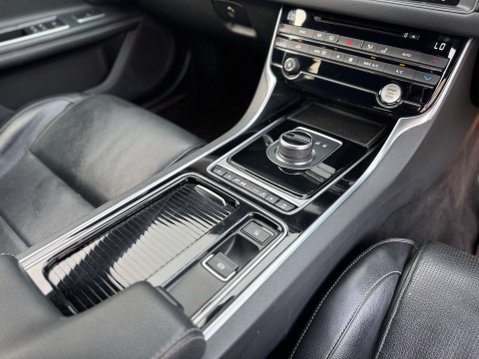 Jaguar XF 3.0d V6 S Saloon 4dr Diesel Auto Euro 6 (s/s) (300 ps) 37