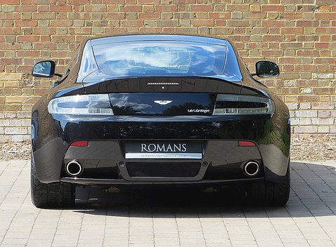 Aston Martin V12 Vantage Carbon Black Edition 9