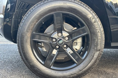 Land Rover Defender 90 D250 Hard Top SE MHEV 32