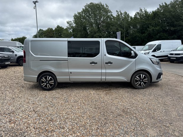Renault Trafic Crew Cab AUTO LWB L2H1 Low Roof Sport LL30 Air Con Alloys Sensors EURO 6 6