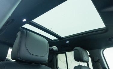 Land Rover Defender 110 V8 P525 Urban 12