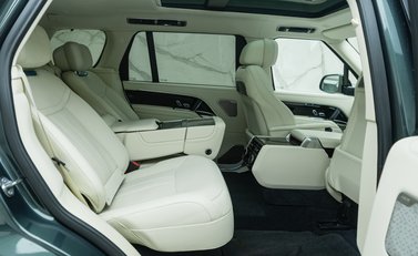 Land Rover Range Rover D350 AUTOBIOGRAPHY LWB 19