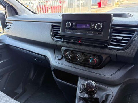 Renault Trafic 2.0 dCi Blue SL28 Business Panel Van 5dr Diesel Manual L1 H1 Euro 6 (s/s) ( 26