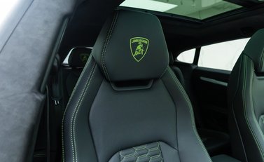 Lamborghini Urus 12