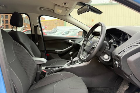 Ford Focus ZETEC.. 9 MAIN DEALER SERVICES.. £20 ROAD TAX.. 1 PREVIOUS KEEPER..STUNNING 2