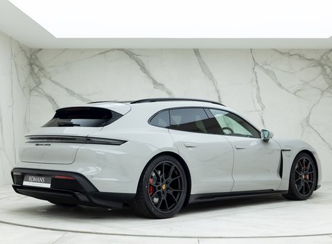 Porsche Taycan GTS Sport Turismo 6