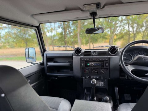 Land Rover Defender 2.2 Defender 90 XS Hard Top TD 4WD 5dr 26