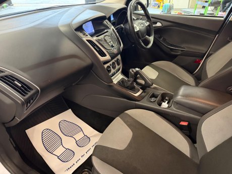 Ford Focus 1.0T EcoBoost Zetec Navigator Euro 5 (s/s) 5dr 32