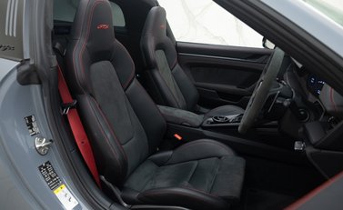 Porsche 911 Targa 4 GTS (992) 17