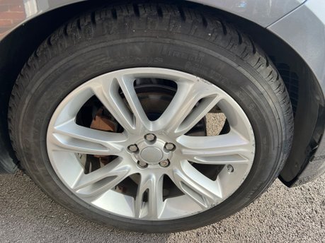 Land Rover Range Rover Velar 2.0 D240 R-Dynamic SE SUV 5dr Diesel Auto 4WD Euro 6 (s/s) (240 ps) 17