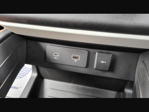 Land Rover Defender X-DYNAMIC HSE MHEV 29