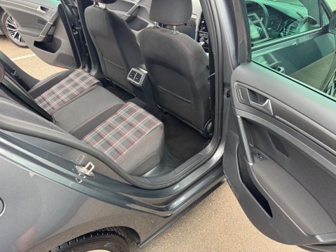 Volkswagen Golf GTI TSI DSG 43