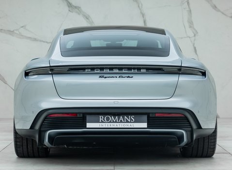 Porsche Taycan TURBO 8