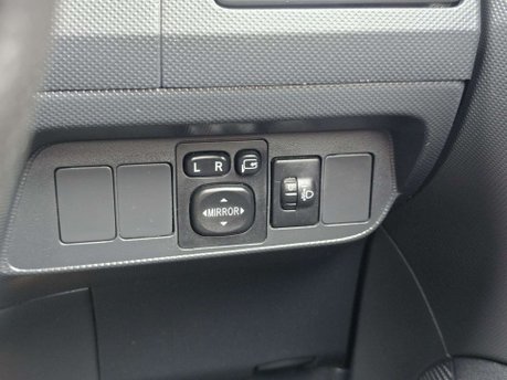 Toyota Auris 1.8 VVT-h T Spirit Hatchback 5dr Petrol Hybrid CVT Euro 5 (s/s) (136 ps) 26