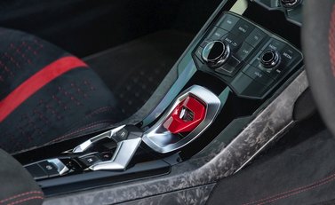 Lamborghini Huracan LP640-4 Performante 17