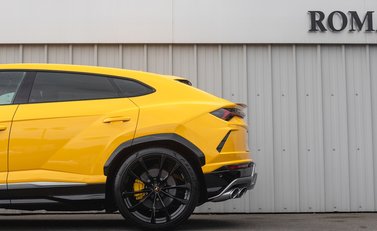Lamborghini Urus 30