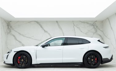 Porsche Taycan GTS Sport Turismo 2
