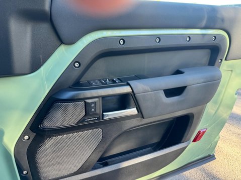 Land Rover Defender 75TH LIMITED EDITION 39