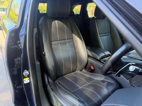Land Rover Range Rover Velar 2.0 Range Rover Velar R-Dynamic SE D MHEV Auto 4WD 5dr 22