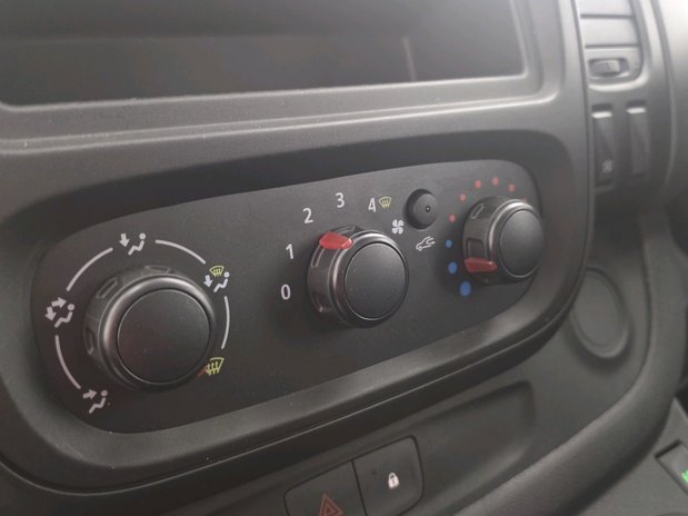Renault Trafic TRAFIC SWB DIESEL dCi 145 High Roof Business Fridge Van 26