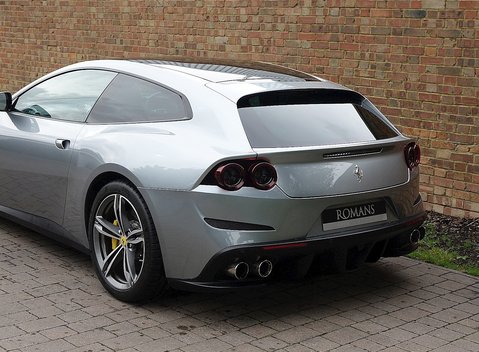 Ferrari GTC4 Lusso 10