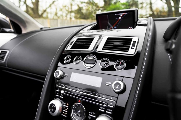 Aston Martin DBS V12 VOLANTE. FULL ASH. CARBON EXT. CERAMIC BRAKES. BANG & OLUFSEN. 4