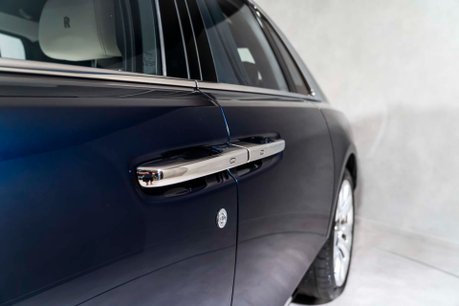 Rolls-Royce Ghost V12. STARLIGHT. H, C & M SEATS. REAR ENTERTAINMENT. HUD. A/CRUISE CONTROL 44