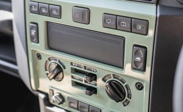 Land Rover Defender 90 Heritage 18