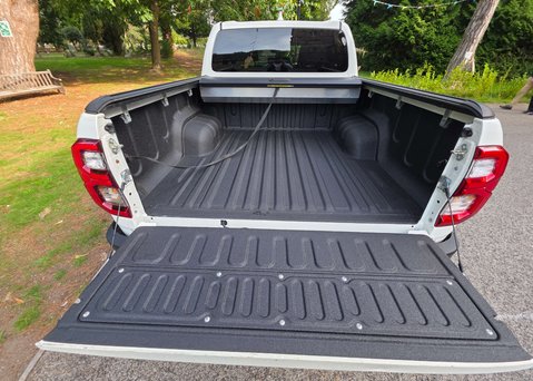 Toyota Hilux 2.8 HI-Luxury Invincible X D-4D 4WD Double Cab Auto 4WD 5dr 13