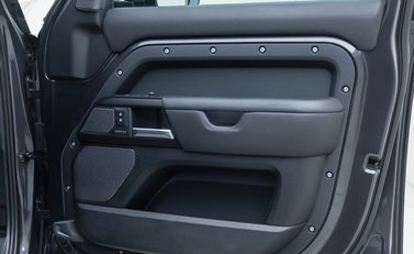 Land Rover Defender 110 V8 P525 30