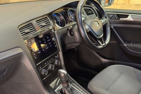 Volkswagen Golf 35.8kWh e-Golf Hatchback 5dr Electric Auto (136 ps) 36