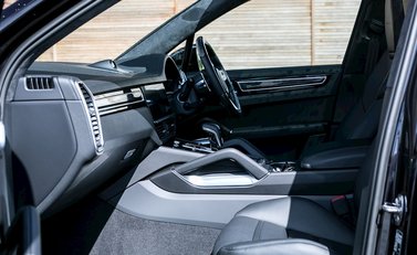 Porsche Cayenne Turbo (New Model) 15