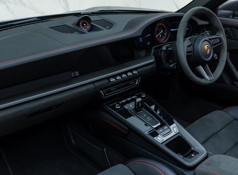 Porsche 911 Targa 4 GTS (992) 24