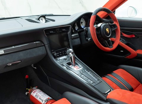 Porsche 911 GT2 RS (991) 13