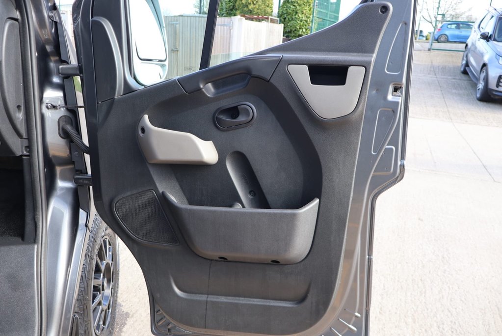 Renault Master 3.5 ton Coach Built Freddie Gover Horsebox with uprated suspension alloys  37