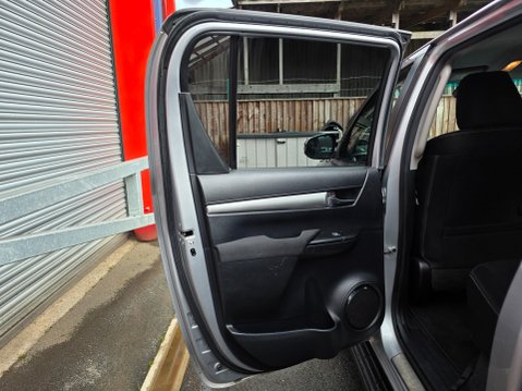 Toyota Hilux INVINCIBLE 4WD D-4D DCB AUTO 23