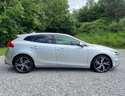 Volvo V40 2.0 V40 R-Design Edition D2 Auto 5dr 3