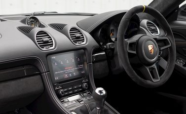 Porsche 718 Cayman GT4 17
