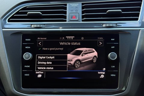 Volkswagen Tiguan R-LINE TDI DSG - RARE LEATHER INTERIOR - APPLE CAR PLAY -CAMERA 62