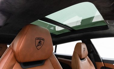Lamborghini Urus 12