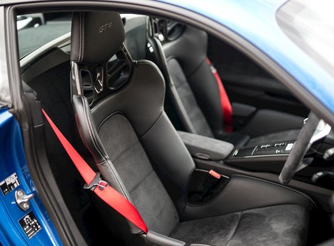 Porsche Cayman GT4 12