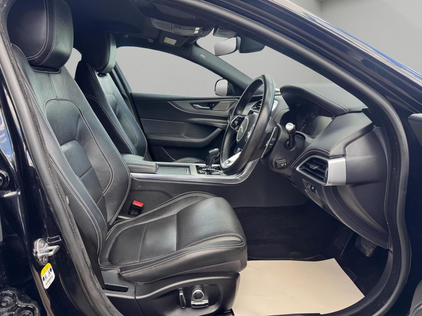 2019 Jaguar XE — image 8
