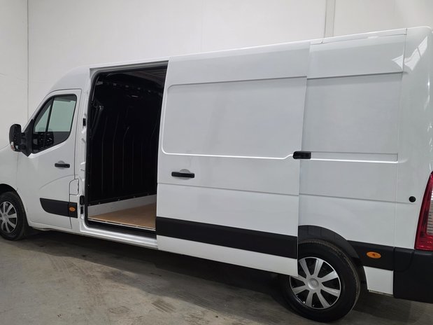 Renault Master RENAULT MASTER LWB DIESEL FWD LM35dCi 135 Business+ Medium Roof Van 6