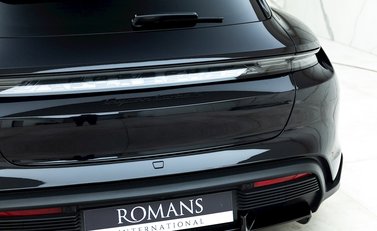 Porsche Taycan Turbo S Cross Turismo 28