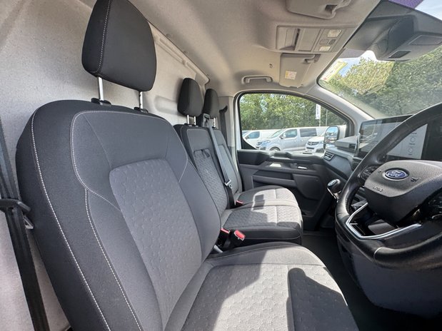 Ford Transit Custom LWB L2H1 [SOLD CM] Low Roof Limited 300 Air Con Alloys Cam Sensors EURO 6 14