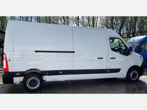 Renault Master 2.3 dCi 35 Business FWD LWB Medium Roof Euro 6 4dr 9