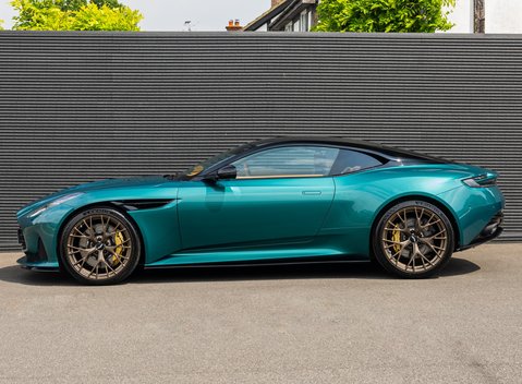 Aston Martin DB12 V8 3